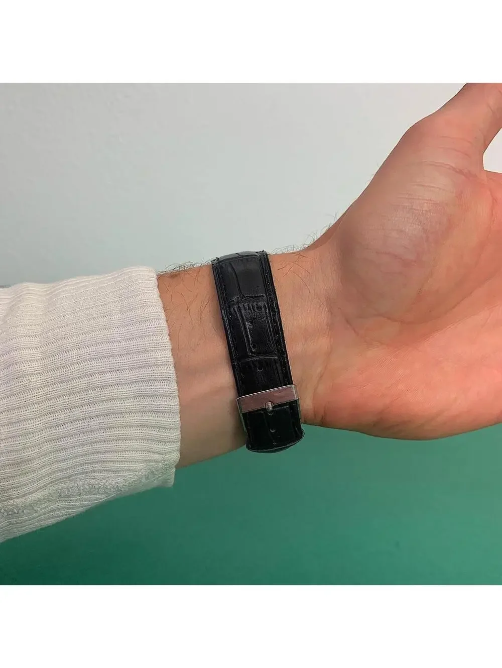 Minimalistic Black essential vintage 90s style gold and leather style band
